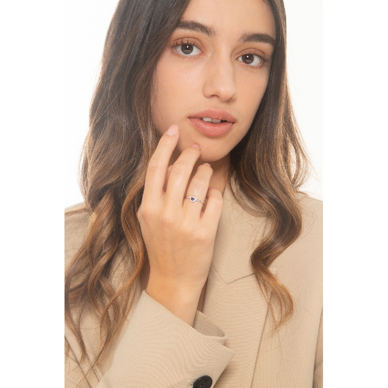 Bague or blanc 18k cœur avec saphir bleu et diamants Bague or blanc 18k cœur avec saphir bleu et diamants