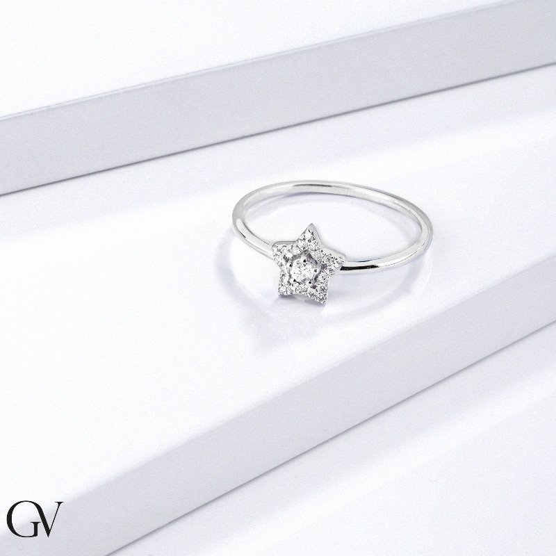 Bague en or blanc 18 carats en forme d'étoile et diamants