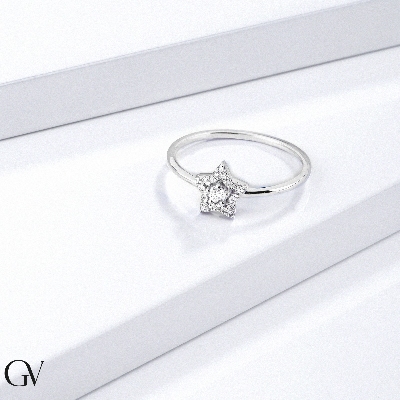 Bague en or blanc 18 carats en forme d'étoile et diamants