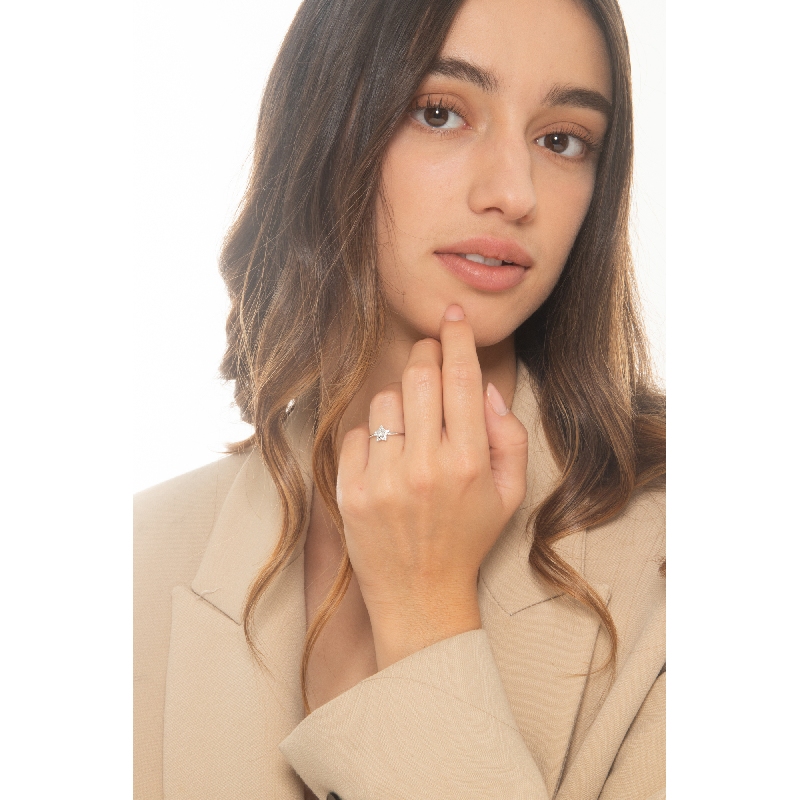 Bague en or blanc 18 carats en forme d'étoile et diamants