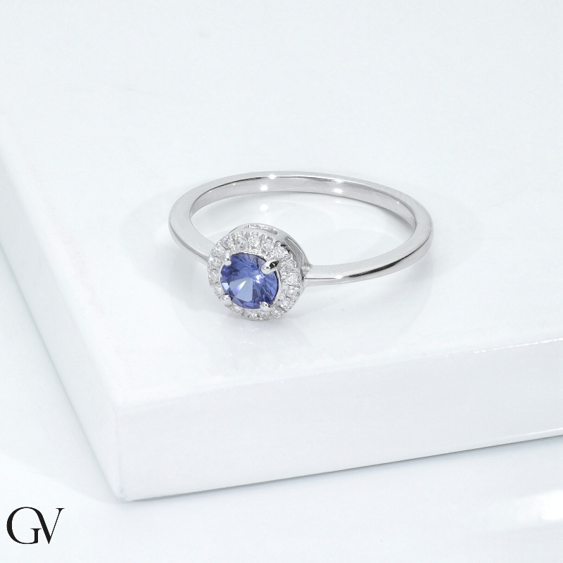 Bague en or blanc 18 carats avec un saphir bleu 