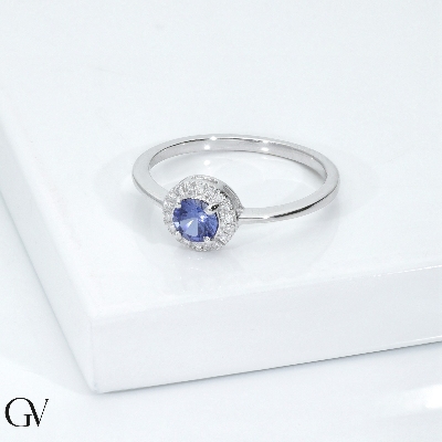 Bague en or blanc 18 carats avec un saphir bleu 