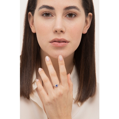 Bague en or blanc 18 carats avec un saphir bleu 