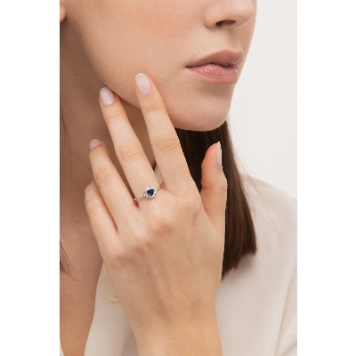 Bague en or blanc 18 carats avec un saphir bleu 