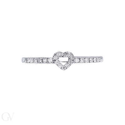 Bague en or blanc 18 carats avec diamants à cœur