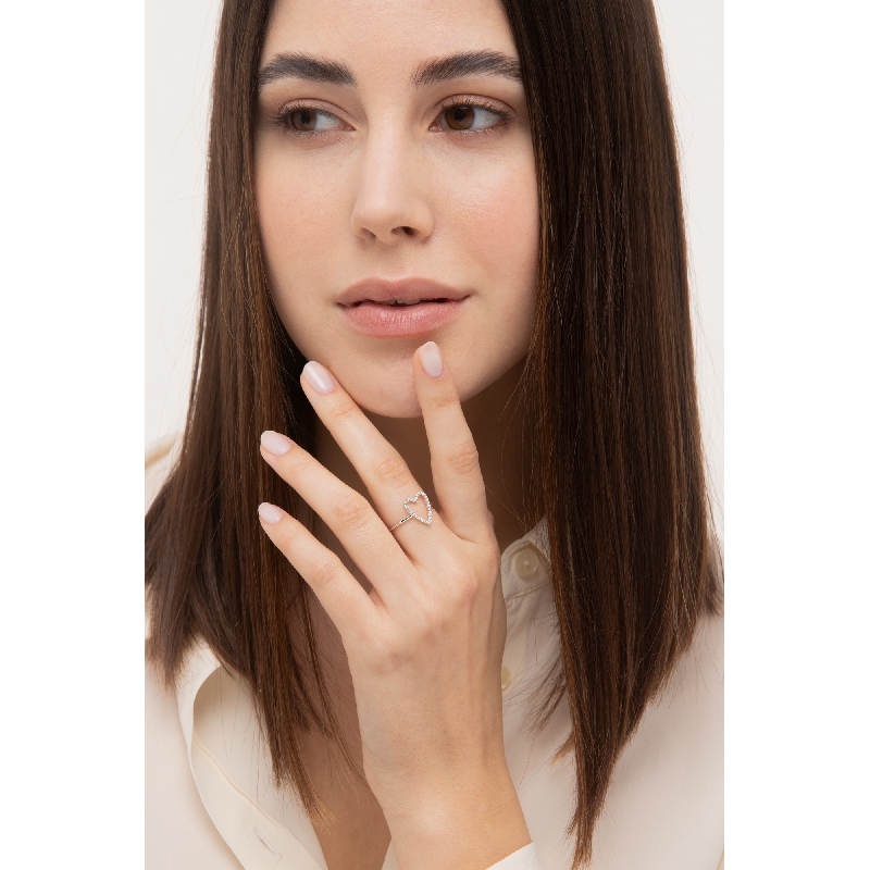 Bague en or blanc 18k avec un cœur Bague en or blanc 18k avec un cœur