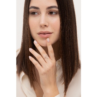 Bague en or blanc 18k avec un cœur