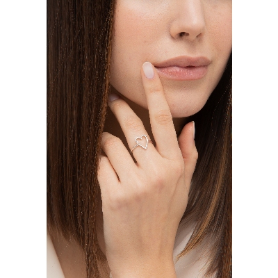 Bague en or blanc 18k avec un cœur