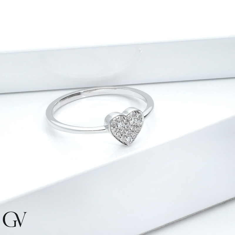 Bague en or blanc 18k avec pave en forme de coeur en diamants Bague en or blanc 18k avec pave en forme de coeur en diamants