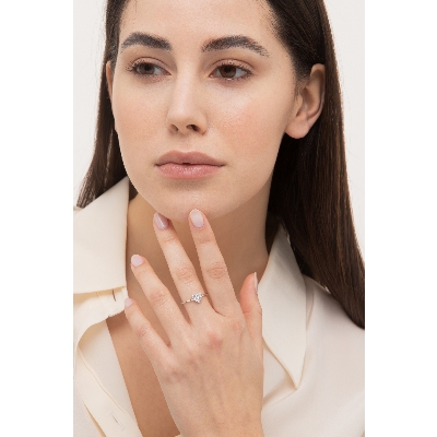 Bague en or blanc 18k avec pave en forme de coeur en diamants