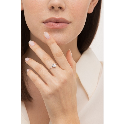 Bague en or blanc 18k avec diamants coeur