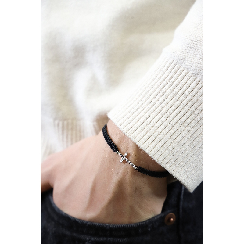 Bracelet en tissu noir avec croix en or blanc 18k et diamants