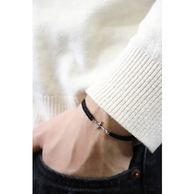 Bracelet en tissu noir avec croix en or blanc 18k et diamants