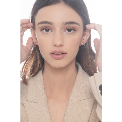 Boucles d’oreilles créoles ouvertes en or blanc 18k avec diamants