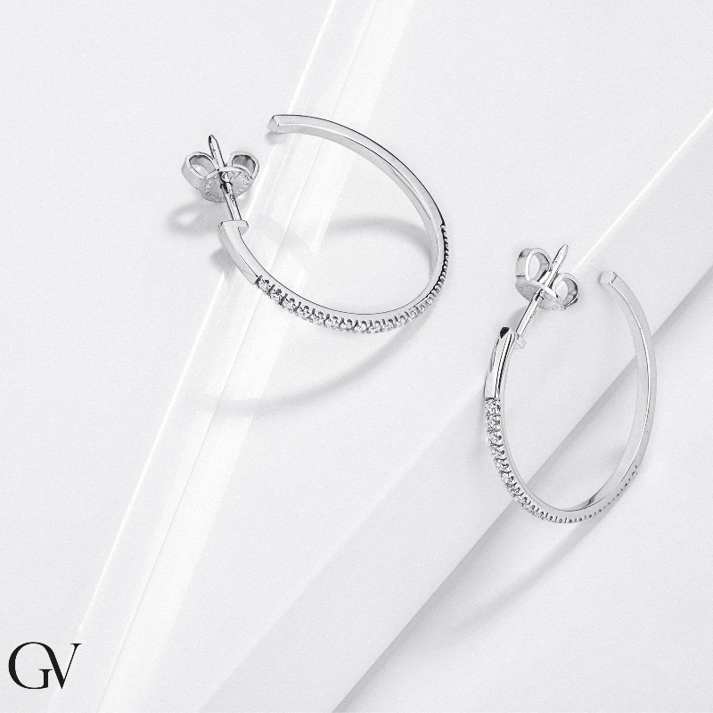 Boucles d'oreilles créoles ouvertes en or blanc 18k et diamants Boucles d'oreilles créoles ouvertes en or blanc 18k et diamants