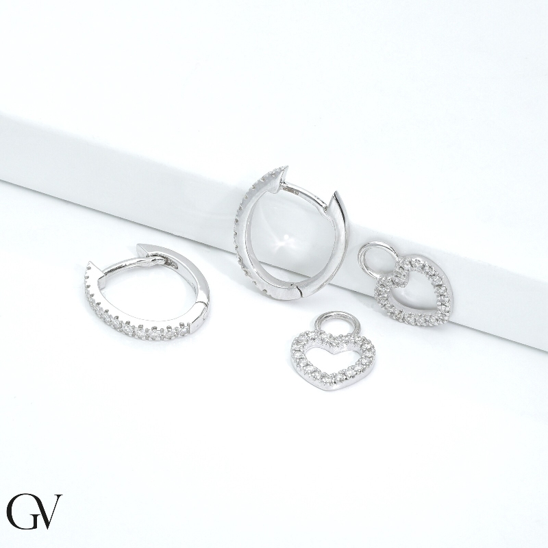 Boucles d'oreilles en or blanc 18k avec pendentif en forme de coeur Boucles d'oreilles en or blanc 18k avec pendentif en forme de coeur