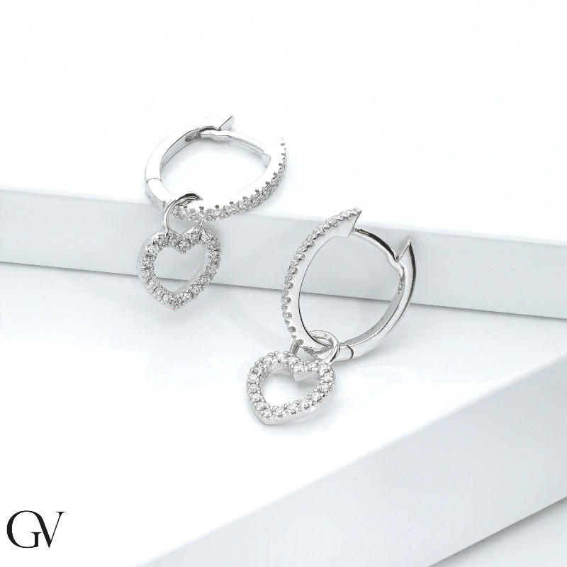 Boucles d'oreilles en or blanc 18k avec pendentif en forme de coeur Boucles d'oreilles en or blanc 18k avec pendentif en forme de coeur