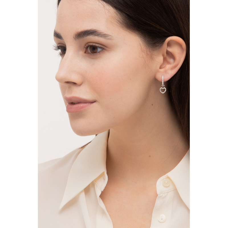 Boucles d'oreilles en or blanc 18k avec pendentif en forme de coeur Boucles d'oreilles en or blanc 18k avec pendentif en forme de coeur