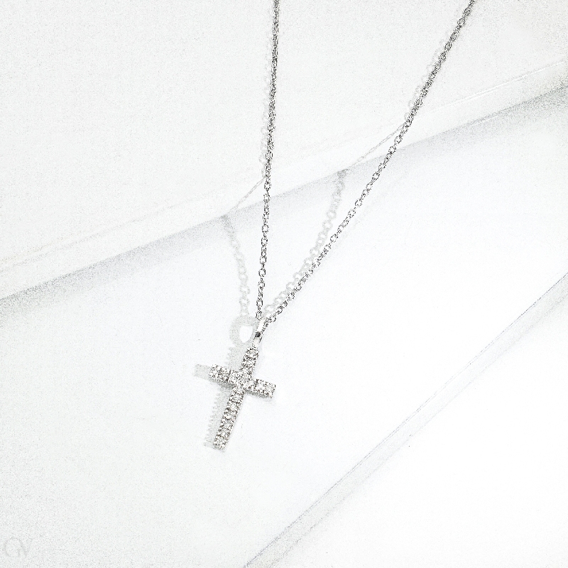 Collier en or blanc 18k avec pendentif en forme de croix en diamants