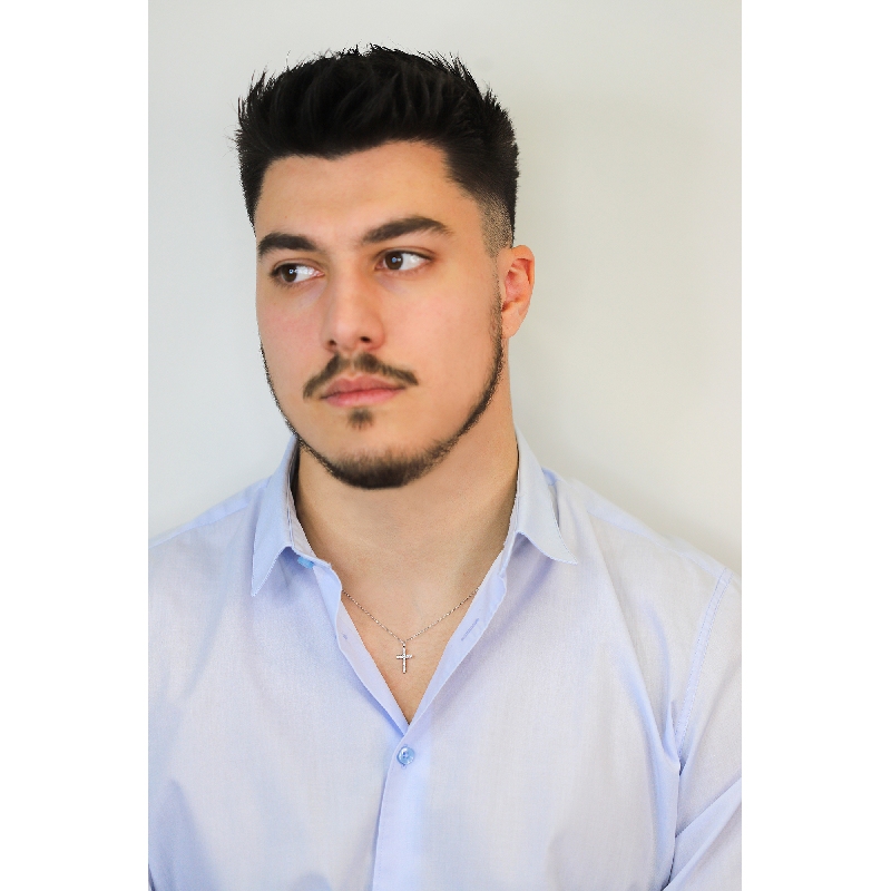 Collier en or blanc 18k avec pendentif en forme de croix en diamants