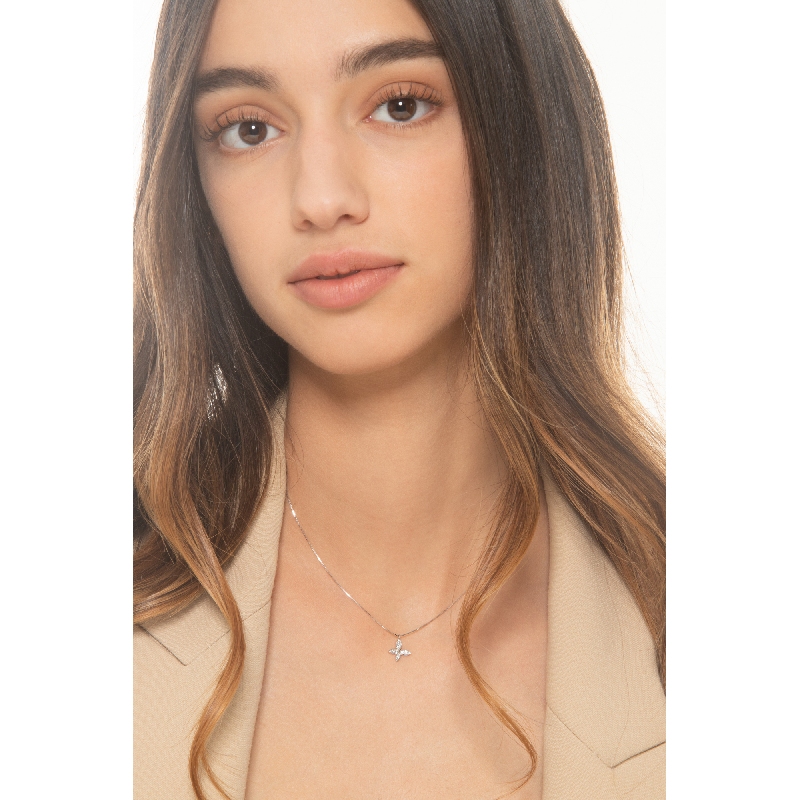 Collier papillon en diamants en or blanc 18k  Collier papillon en diamants en or blanc 18k