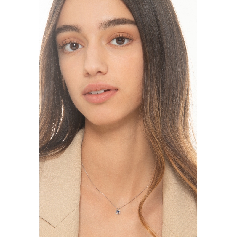 Collier en or blanc 18k avec pendentif saphir bleu et diamants Collier en or blanc 18k avec pendentif saphir bleu et diamants