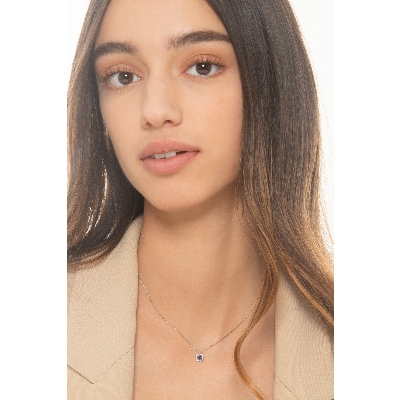 Collier en or blanc 18k avec pendentif saphir bleu et diamants
