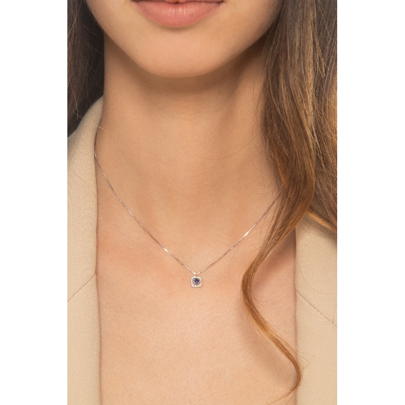 Collier en or blanc 18k avec pendentif saphir bleu et diamants Collier en or blanc 18k avec pendentif saphir bleu et diamants