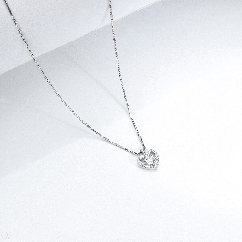 Collier en or blanc 18 carats avec pendentif en forme de cœur en diamants Collier en or blanc 18 carats avec pendentif en forme de cœur en diamants