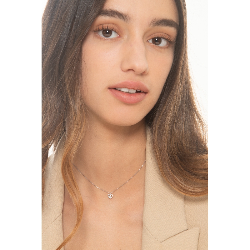 Collier en or blanc 18 carats avec pendentif en forme de cœur en diamants Collier en or blanc 18 carats avec pendentif en forme de cœur en diamants