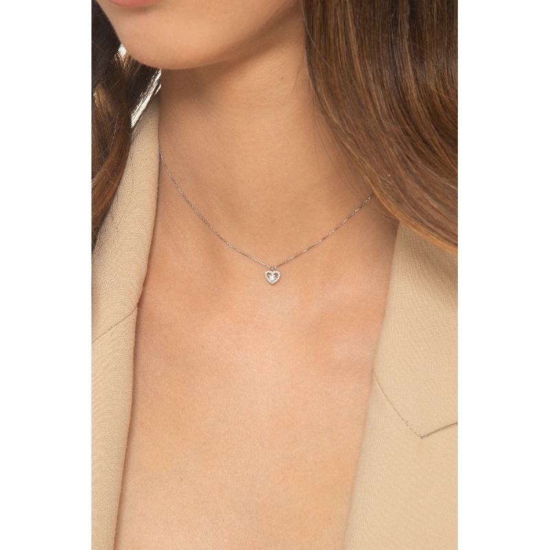 Collier en or blanc 18 carats avec pendentif en forme de cœur en diamants Collier en or blanc 18 carats avec pendentif en forme de cœur en diamants