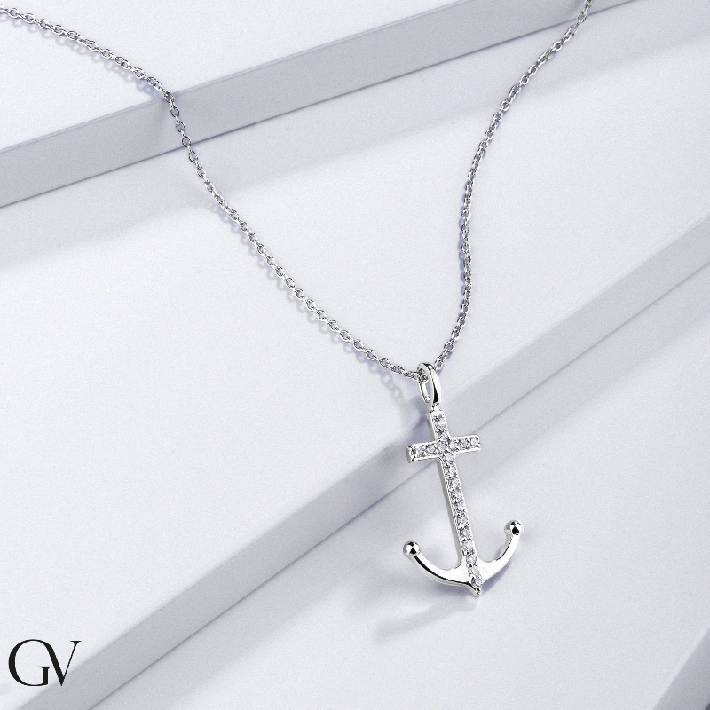 Collier en or blanc 18k avec pendentif en forme d'ancre Collier en or blanc 18k avec pendentif en forme d'ancre