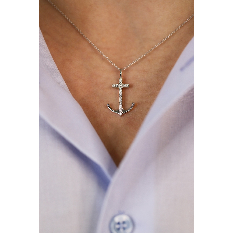 Collier en or blanc 18k avec pendentif en forme d'ancre Collier en or blanc 18k avec pendentif en forme d'ancre