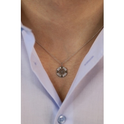 Collier en or blanc 18k avec pendentif en forme de gouvernail 2