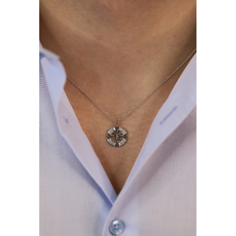 Collier en or blanc 18k avec pendentif en forme de gouvernail Collier en or blanc 18k avec pendentif en forme de gouvernail