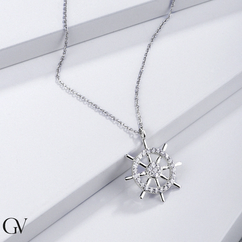 Collier en or blanc 18 carats avec pendentif gouvernail en diamants Collier en or blanc 18 carats avec pendentif gouvernail en diamants