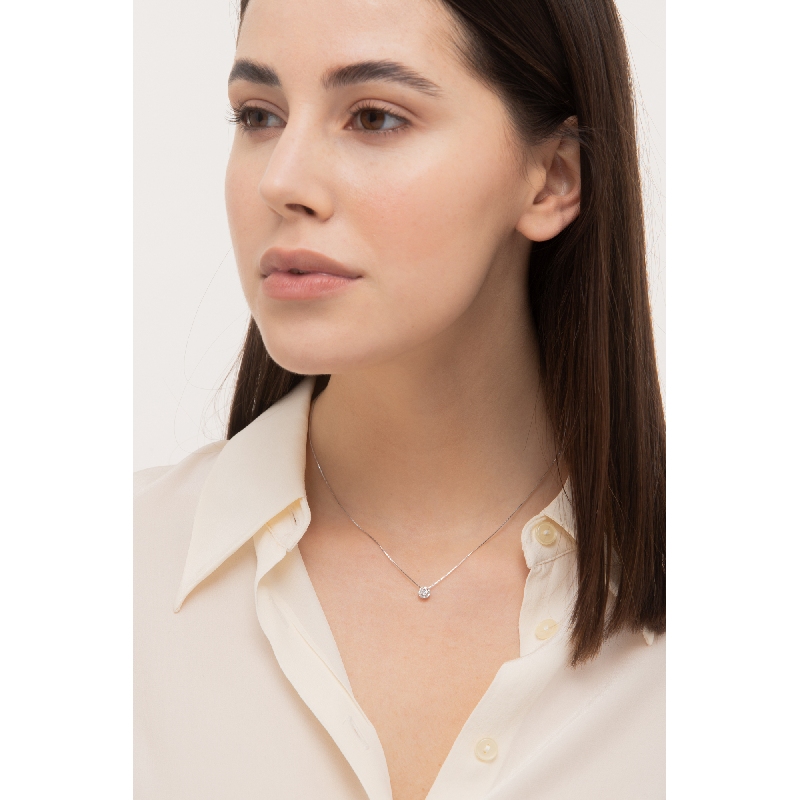 Collier en or blanc avec diamants et diamant central Collier en or blanc avec diamants et diamant central