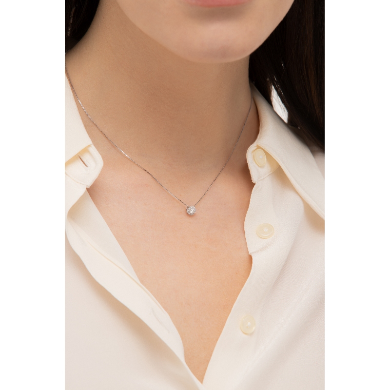 Collier en or blanc avec diamants et diamant central Collier en or blanc avec diamants et diamant central