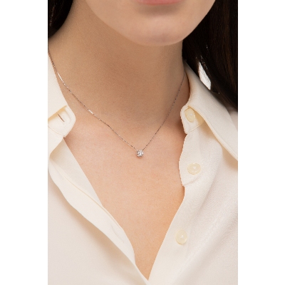 Collier en or blanc avec diamants et diamant central