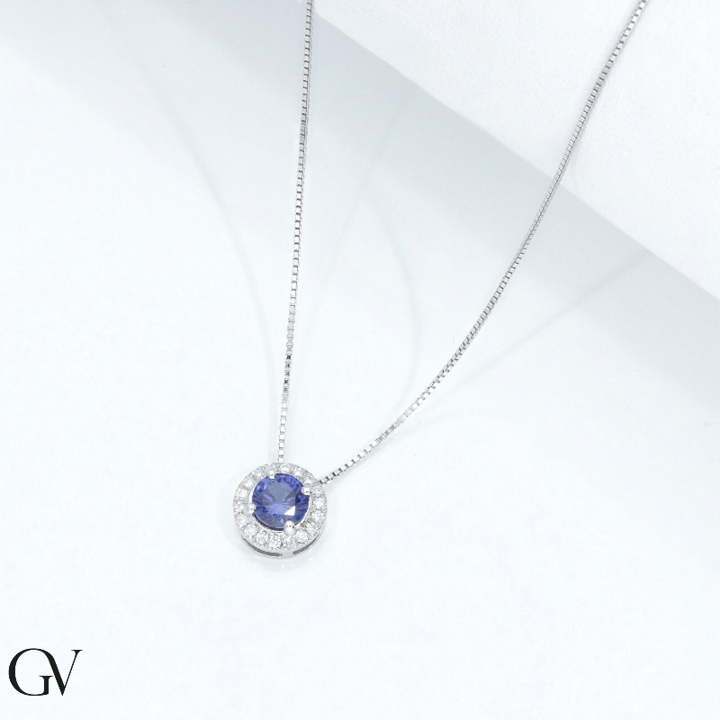 Collier en or blanc 18k avec saphir bleu central et halo en diamants