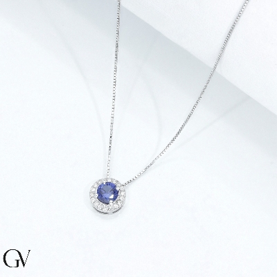 Collier en or blanc 18k avec saphir bleu central et halo en diamants