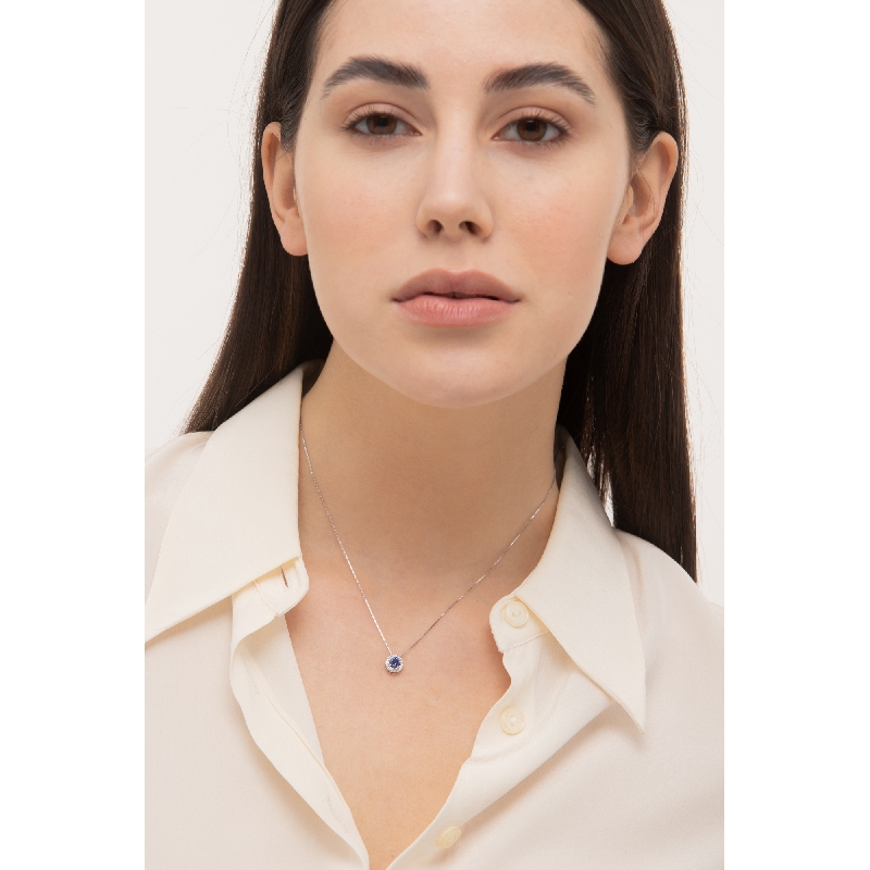 Collier en or blanc 18k avec saphir bleu central et halo en diamants