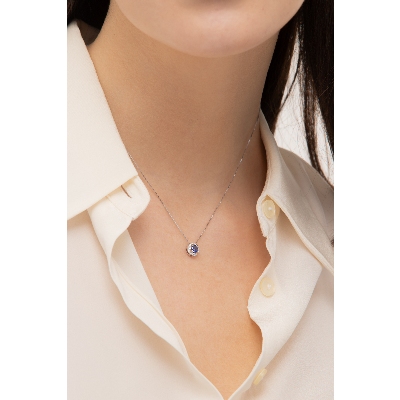 Collier en or blanc 18k avec saphir bleu central et halo en diamants