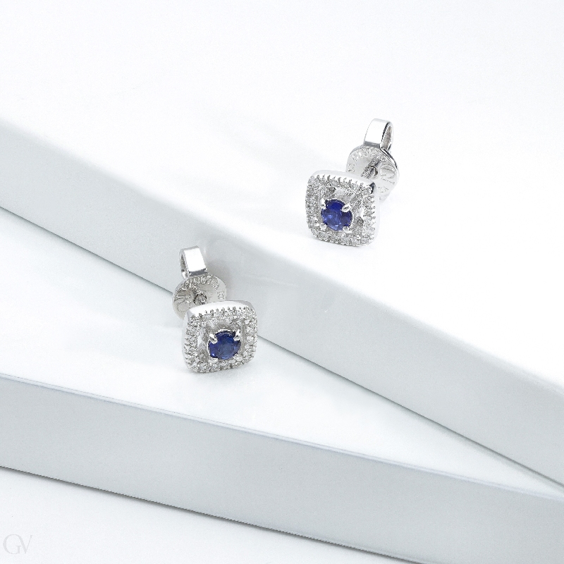 Boucles d'oreilles diamants en or blanc 18k avec saphir bleu Boucles d'oreilles diamants en or blanc 18k avec saphir bleu