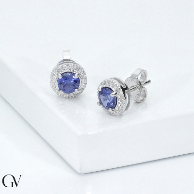 Boucles d'oreilles en or blanc 18 carats avec un saphir bleu 
