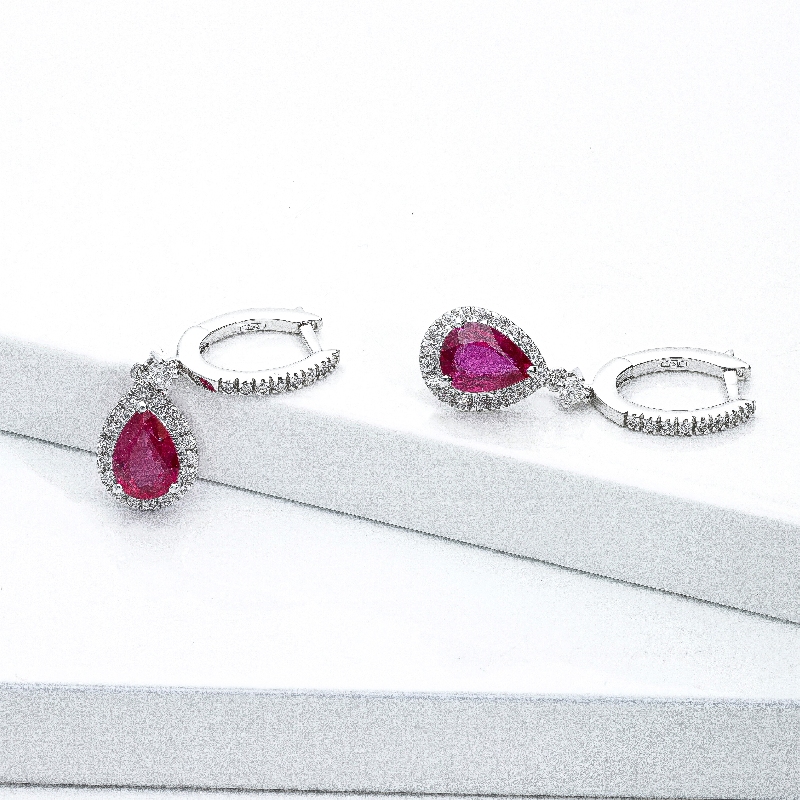 Boucles d’oreilles en or 18k avec goutte en rubis et diamants