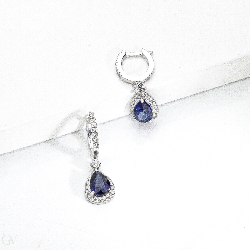 Boucles d’oreilles pendantes or blanc 18K avec saphirs bleus et diamants