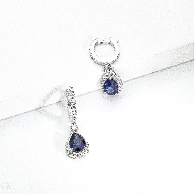 Boucles d’oreilles pendantes or blanc 18K avec saphirs bleus et diamants