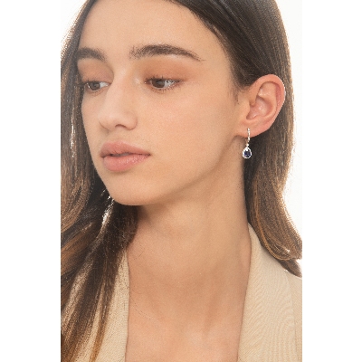 Boucles d’oreilles pendantes or blanc 18K avec saphirs bleus et diamants