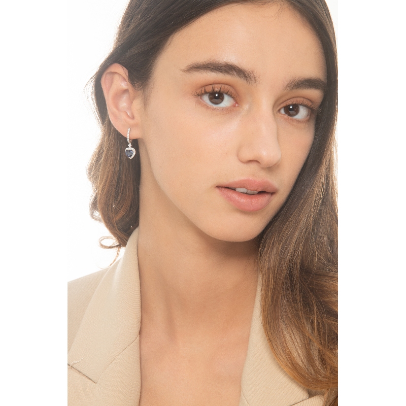 Boucles d'oreilles en or blanc 18k avec saphirs bleus  Boucles d'oreilles en or blanc 18k avec saphirs bleus